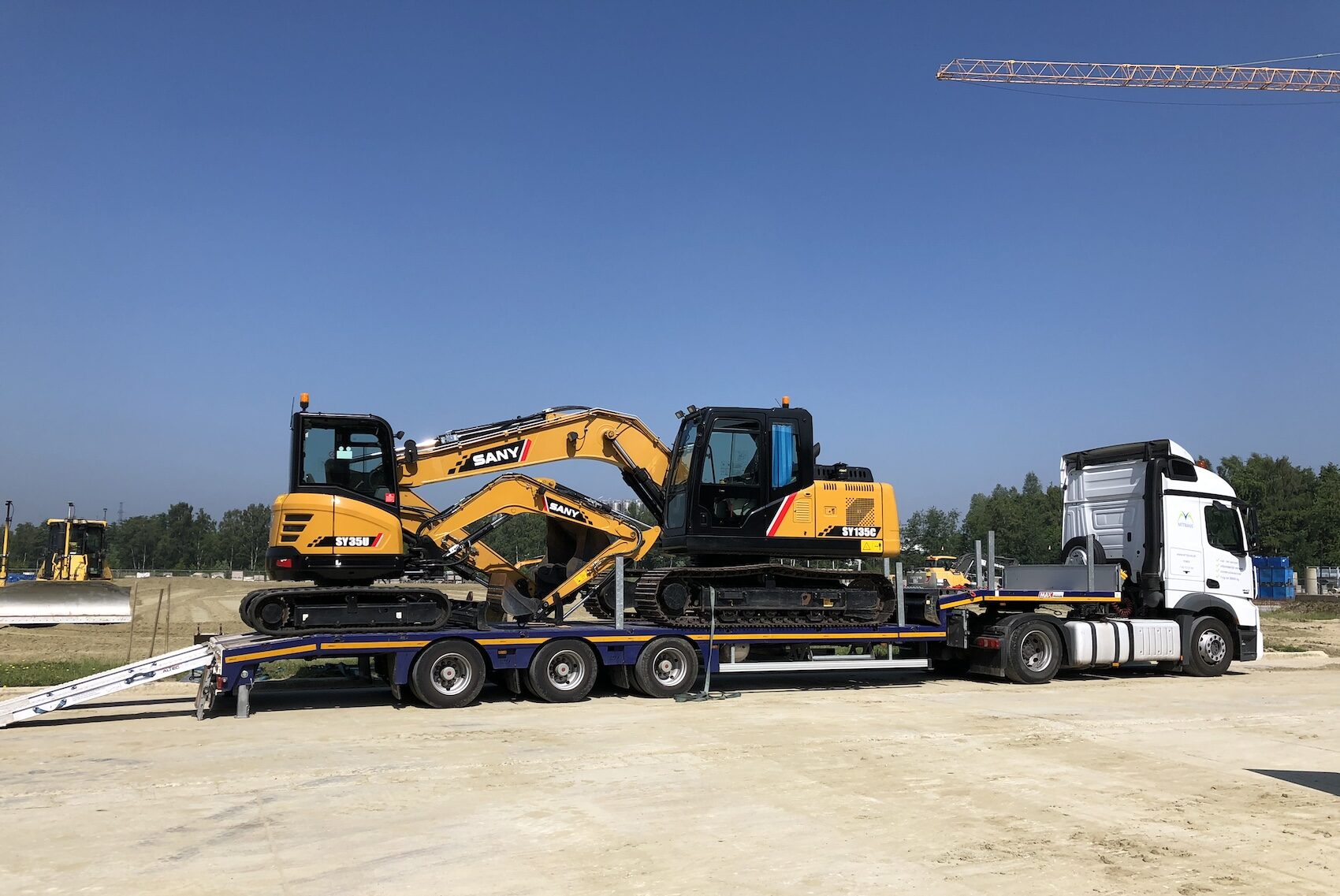 MTTrans-Trekker-met-semi-dieplader